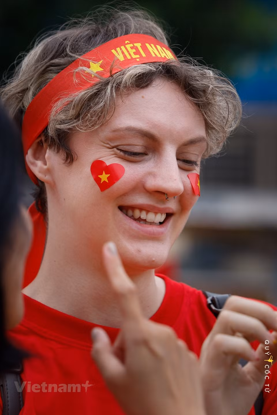 A foreign girl with the heart of the Vietnamese national flag on her cheek. SEA Games 31 has come to an end but the host country spread solidarity and a strong sporting spirit among people in the region. At SEA Games 31, it is not difficult to see the image of a red flag with a yellow star flying in the sky. Vietnam has wrapped up the SEA Games 31 run at the top of the medal table with 205 golds, including the much-anticipated one in the men’s football claimed on May 22 night. Thailand came second with 92 golds and Indonesia third with 69. The hosts broke the record of 194 golds set by Indonesia at the 1997 SEA Games in Jakarta. (Photo: Vietnam+)