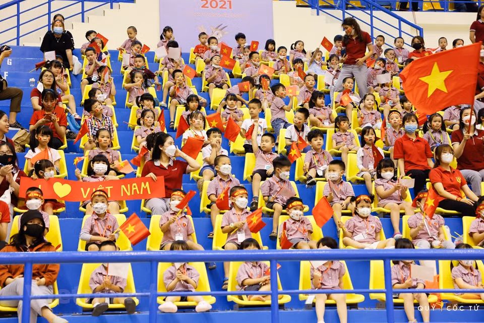 Children holding Vietnamese flags cheer for the artistic gymnastics team at Quan Ngua Gymnasium in Hanoi. SEA Games 31 has come to an end but the host country spread solidarity and a strong sporting spirit among people in the region. At SEA Games 31, it is not difficult to see the image of a red flag with a yellow star flying in the sky. Vietnam has wrapped up the SEA Games 31 run at the top of the medal table with 205 golds, including the much-anticipated one in the men’s football claimed on May 22 night. Thailand came second with 92 golds and Indonesia third with 69. (Photo: Vietnam+)