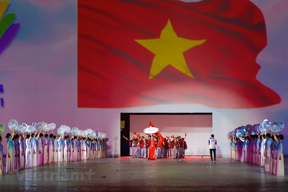 Vietnam's national flag flies at the opening ceremony of the 31st SEA Games. The opening ceremony on May 12 at the My Dinh National Stadium in Hanoi left the strongest impression. Thailand’ Siamsport newspaper posted an article headlined “Vietnam opens SEA Games impressively”, with more than 10,000 delegates and people present to watch the opening ceremony. Many Thai newspapers praised Vietnam’s preparations for the Games, saying that despite the complex developments of the COVID-19 pandemic, the country demonstrated responsibility in preparing thoughtfully, safely, and securely. Malaysia’s Bernama Malaysia news agency, meanwhile, also hailed the impressive organisation of SEA Games 31. It said that when visiting Vietnam, sporting delegations and foreign tourists were welcomed as close friends of a big family. (Photo: Vietnam+)