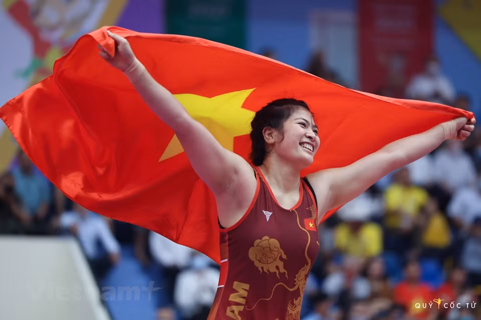 A wrestler holding the national flag runs around the stadium after winning the gold medal for Vietnam. Vietnam has wrapped up the SEA Games 31 run at the top of the medal table with 205 golds, including the much-anticipated one in the men’s football claimed on May 22 night. The hosts broke the record of 194 golds set by Indonesia at the 1997 SEA Games in Jakarta. The gold medals have not only rocketed Vietnam to the top spot but also reflected their outstanding progress. Vietnam’s successes in this regional sporting event have opened up a new hope for the country in other sporting events. (Photo: Vietnam+)