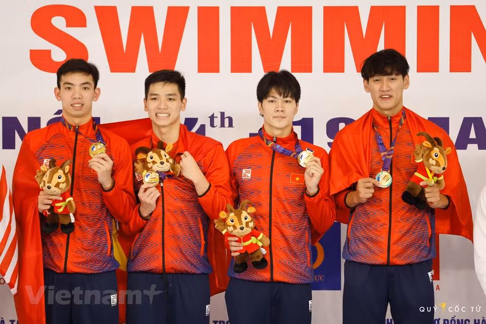 The four gold boys of swimming with the national flag on their shoulders receive gold medals in the men's 400m relay. SEA Games 31 has come to an end but the host country inspired and spread solidarity and a strong sporting spirit among people in the region. Vietnam has wrapped up the SEA Games 31 run at the top of the medal table with 205 golds, including the much-anticipated one in the men’s football claimed on May 22 night. Vietnam’s successes in this regional sporting event have opened up a new hope for the country in other sporting events. However, the country should invest more to improve the capacity of its athletes to compete in bigger events. (Photo: Vietnam+)