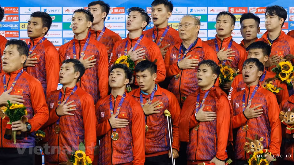 The Vietnamese men's soccer team salutes the flag after winning the final against Thailand. SEA Games 31 has come to an end but the host country inspired and spread solidarity and a strong sporting spirit among people in the region. Vietnam has wrapped up the SEA Games 31 run at the top of the medal table with 205 golds, including the much-anticipated one in the men’s football claimed on May 22 night. Vietnam’s successes in this Games have opened up a new hope for the country in other sporting events. However, the country should invest more to improve the capacity of its athletes to compete in bigger events. (Photo: Vietnam+)