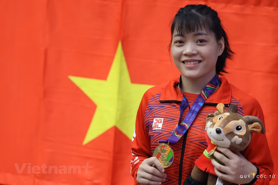 Many international friends are impressed by the love for the national flag of Vietnamese people. SEA Games 31 was held in Hanoi and 11 provinces and centrally-run cities from May 12-23. It featured 40 sports with 526 events, attracting around 10,000 participants. The biennial event was initially slated for late 2021 but delayed due to the COVID-19 pandemic. Vietnam has wrapped up the SEA Games 31 run at the top of the medal table with 205 golds, breaking the record of 194 golds set by Indonesia at the 1997 SEA Games in Jakarta. Vietnam’s successes in this regional sporting event have opened up a new hope for the country in other sporting events. (Photo: Vietnam+)