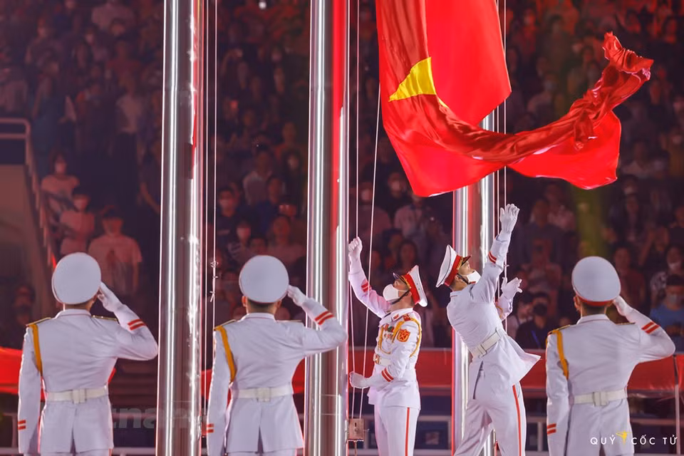 Vietnam national flag flutters at the opening ceremony of the 31st SEA Games. Thai newspapers also highlighted this event. According to the Khao Sod, the organisers used traditional values to connect Southeast Asia. The host country Vietnam has mobilised more than 1,000 performers who have made a strong impression with their cultural identity and traditions, reflecting the strength of the people of ASEAN through modern technology, the newspaper said. It added that it represents "For a stronger Southeast Asia" spirit. Singapore’s The Strait Times published an article quoting Singaporean National Assembly Speaker Tan Chuan-Jin as saying that Vietnam organised a “high-level” SEA Games. Athletes and officials from Singapore all found a warm, welcoming environment. (Photo: Vietnam+)