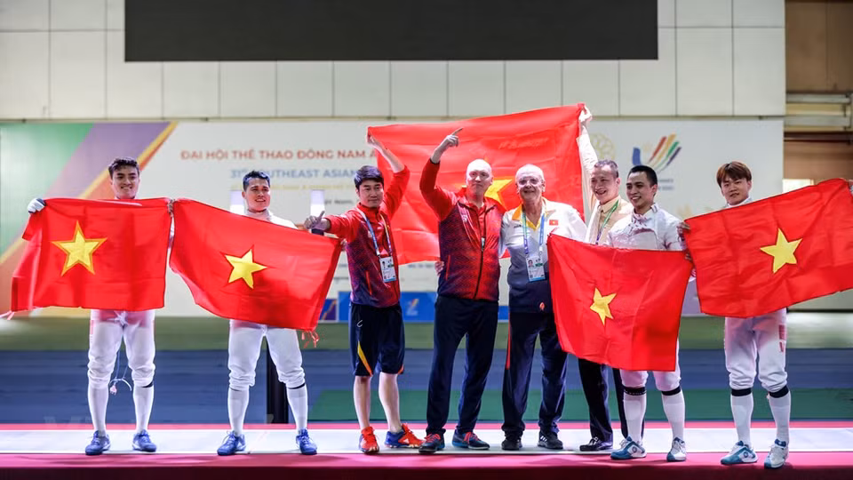 The Vietnamese fencing team successfully completed the 31st SEA Games with 5 gold medals. Vietnamese athletes also had impressive performances in other sports, like shooting with seven golds; rhythmic gymnastics, five golds; weightlifting, three golds and six records; fencing, five golds; and canoeing and rowing, each with eight golds; among others. Vietnam’s martial arts teams also made breakthroughs with 10 golds in wushu, nine others in judo and taekwondo each, seven in karate and kurash each, six in pencak silat and vovinam each, five in kickboxing and muay each, and two in jujitsu. Vietnam’s successes in this Games have opened up a new hope for the country in other sporting events. (Photo: Vietnam+)