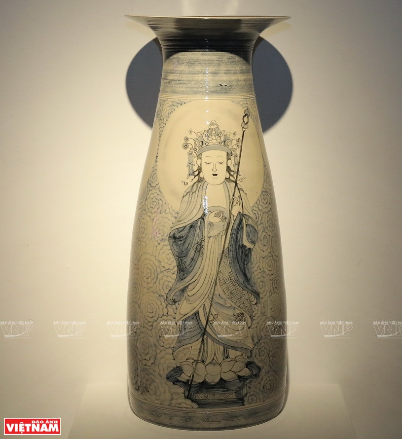 With nearly 50 ceramic works on display, the contemporary ceramic installation is a rare encounter between the two creative artists, who are greatly inspired by traditional Vietnamese folk culture. (Photo: VNP/VNA)