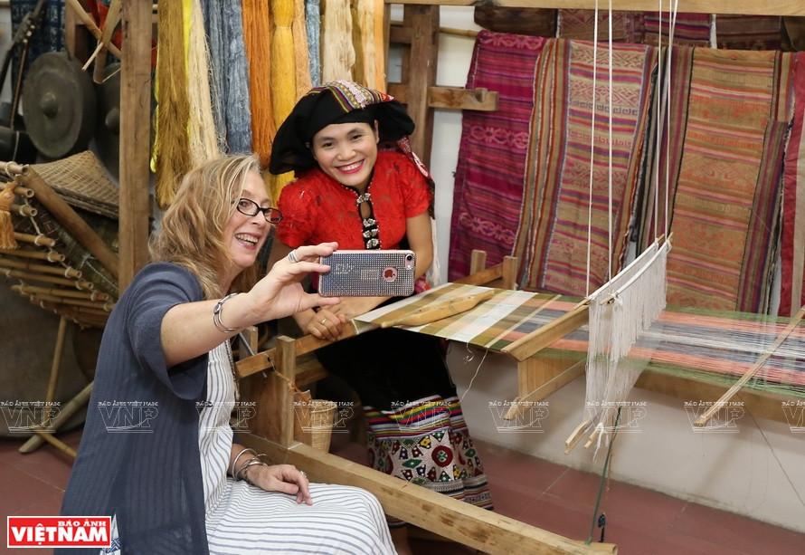 Cynthia Mann poses for a photo with her Vietnamese friend Sam Thi Tinh, the owner of Hoa Tien Brocade. (Photo: VNP/VNA)