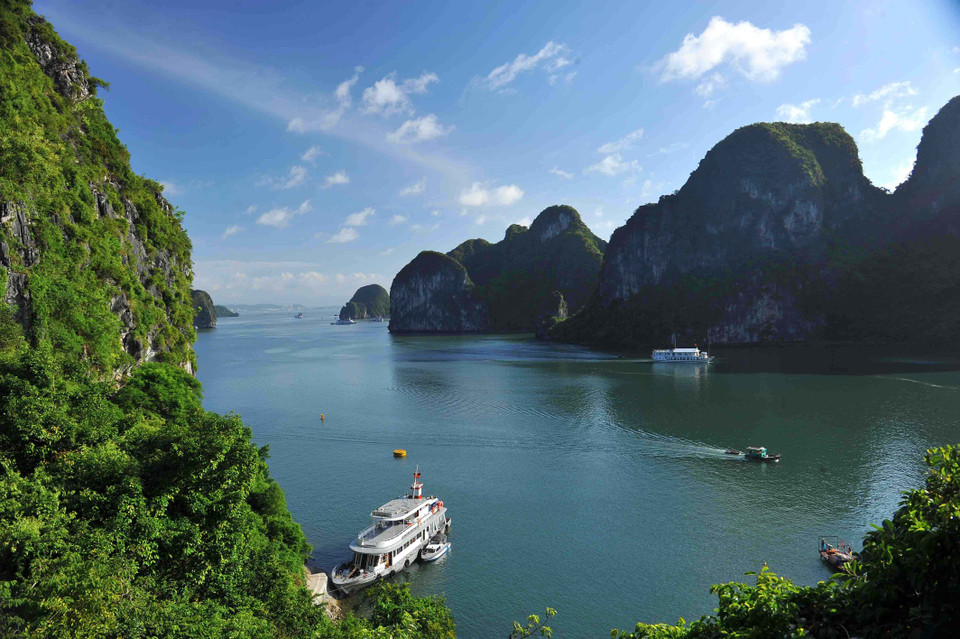 Cruising is a classic way of travel in Ha Long Bay (Photo: VNA)