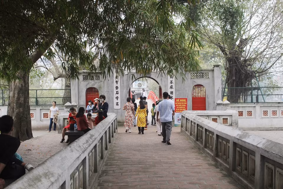 Historical and cultural relics in Hanoi are ready to welcome international visitors after a month of opening. However, the number of visitors has yet to increase significantly. Welcoming visitors back from February 15, monuments in the city such as Van Mieu-Quoc Tu Giam (Temple of Literature), Hoa Lo Prison or Ngoc Son Temple witnessed a lower number of visitors. Historical and cultural sites are asked to prepare for COVID-19 prevention and control. Visitors are encouraged to receive at least two shots of COVID-19 vaccine or test negative with the disease within 72 hours using RT-PCR method before going to the sites. (Photo: Minh Anh/Vietnam+)
