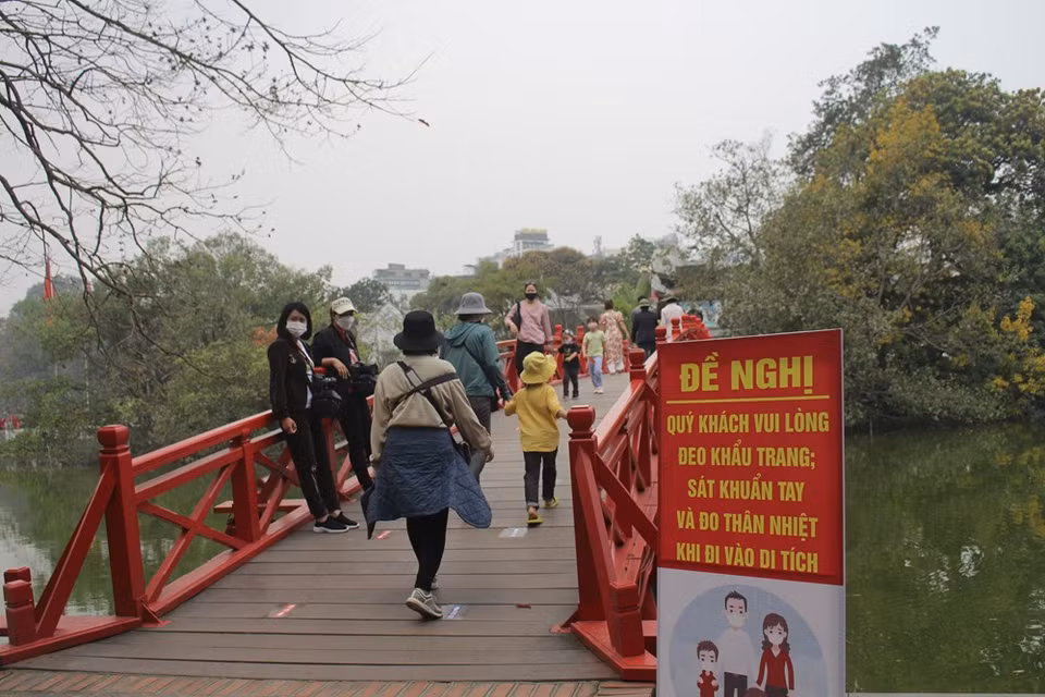 The capital city’s key attractions such as the Temple of Literature, Phu Khanh Pagoda, Tao Sach Pagoda, Hoe Nhai Pagoda, Thang Long Imperial Citadel, Hoa Lo prison, and Ngoc Son Temple have settled to the new normal, after they were temporarily closed to contain the spread of the SARSCoV2 virus. The attractions require visitors to wear face masks, use hand sanitisers, and keep a safe distance during their stay. Chairing a meeting between the city’s Steering Board for COVID-19 Prevention and Control and districts on March 8, Vice Chairman of the municipal People’s Committee Chu Xuan Dung stressed that localities need to maintain prevention measures to prevent the next wave of COVID-19. (Photo: Minh Anh/Vietnam+) 