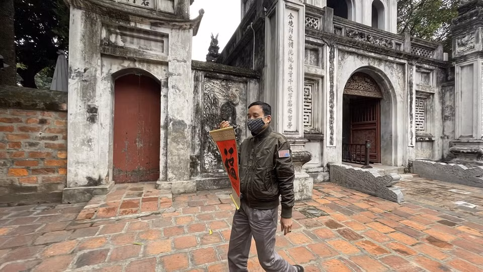 Van Mieu-Quoc Tu Giam (Temple of Literature), Ngoc Son Temple, Hoa Lo Prison are among Hanoi's tourist attractions reopened to welcome tourists back. They are deploying safety precautions such as body temperature checks and hand sanitisers. Historical and cultural sites are asked to prepare for COVID-19 prevention and control. All visitors are asked to wear face masks. Data provided by the management board shows that the relic welcomes about 100-150 visitors on weekdays, and about 200-300 visitors at weekends, equivalent to only 10 percent compared to before the pandemic. Hanoi's tourist hotspots were closed for more than a month recently due to the COVID-19 pandemic. (Photo: Minh Anh/Vietnam+) 