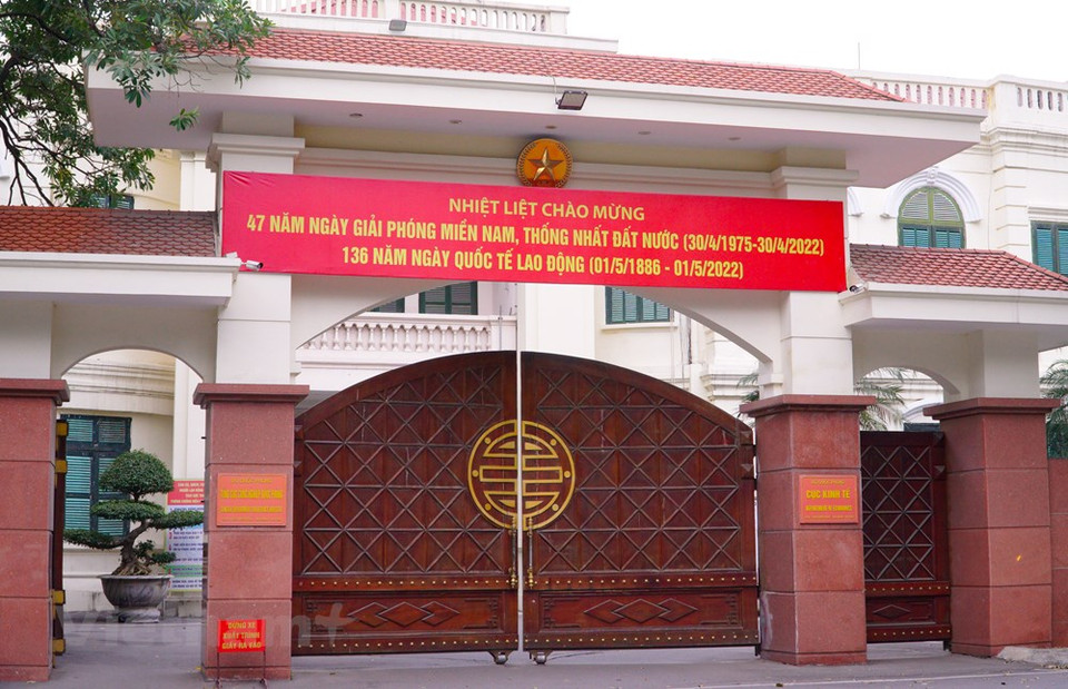 Banners and posters are placed in front of many governmental buildings across Hanoi, some to celebrate the country’s historic victory over American troops 46 years ago. Still others remind voters of the elections of deputies to the 15th National Assembly and all-level People’s Councils in May. April 30 is the day for Vietnamese people all around the country to celebrate not only the liberation of the South from American troops but also the moment when Vietnam’s two major regions – the North and the South – were reunited together under one government. On television these days, commemorative programmes or music shows performing victorious songs about the Vietnam War are broadcast. (Photo: Minh Hieu/Vietnam+) 