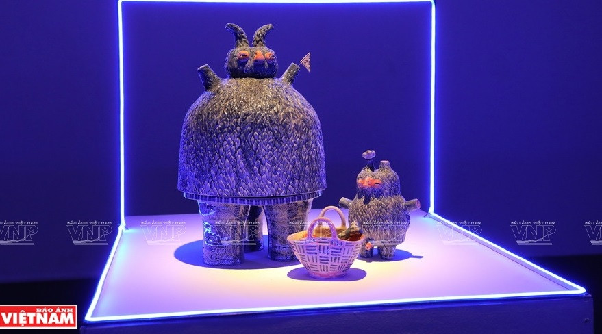 Works on display at “Loong Koong” exhibition (Photo: VNP/VNA
