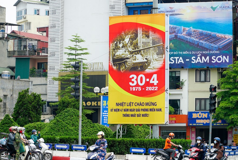 A large billboard is erected at a street corner in the capital city to commemorate the 47th anniversary of the Liberation of the South of Vietnam and National Reunification Day (April 30). At noon on April 30, 1975, revolutionary troops marched into the Independence Palace in Saigon (now Ho Chi Minh City), capturing members of the southern region’s regime. The Ho Chi Minh campaign was successful, ending the resistance war against the US. The cheers of victory on the day still ring in the ears of many Vietnamese people, who consider April 30 as one of the most important days in the country's history. (Photo: Minh Hieu/Vietnam+) 