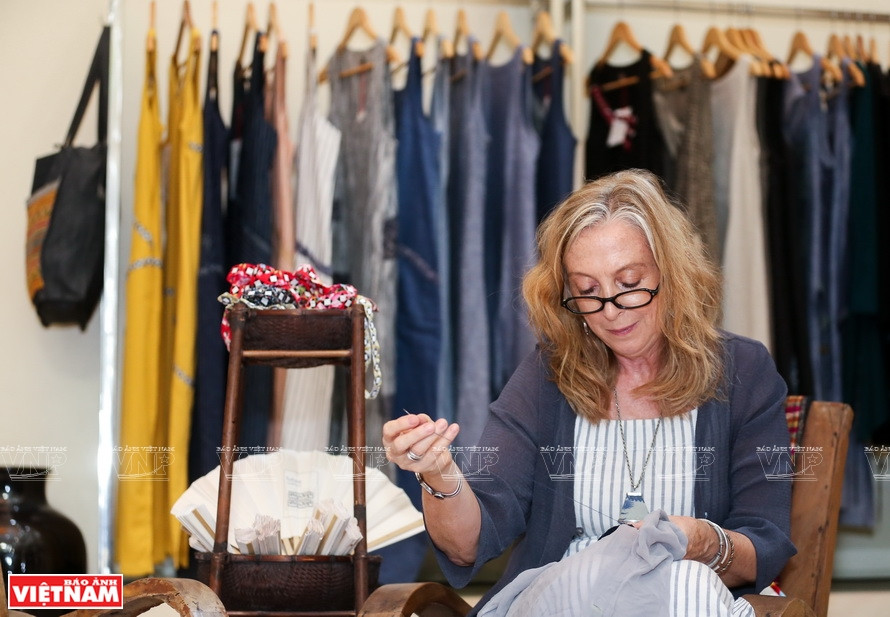 Cynthia Mann makes embroidery patterns on Future Traditions' clothing. (Photo: VNP/VNA)