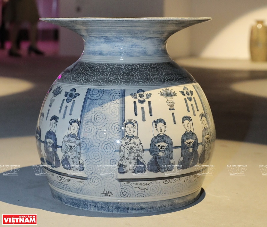 A piece of work displayed at “Loong Koong” exhibition (Photo: VNP/VNA)