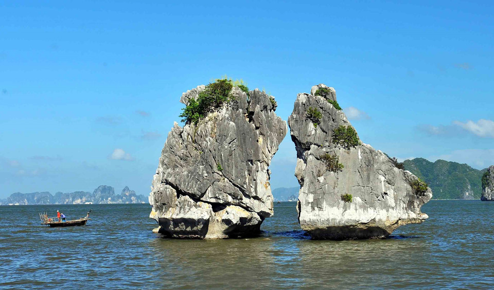 The beauty of Trong Mai Islet (rock of 'the kissing cocks') in Ha Long Bay (Photo: VNA)