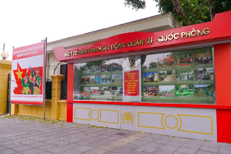 Vietnam Military History Museum on Dien Bien Phu Street, which displays many artifacts from the anti-American war, celebrates the great national holiday with banners and posters in front of the museum. At noon on April 30, 1975, liberation troops marched into the Independence Palace in Saigon (now Ho Chi Minh City), capturing members of the southern region’s government. The Ho Chi Minh campaign was successful, ending the resistance war against the US. The cheers of victory on the day still ring in the ears of many Vietnamese people, who consider April 30 as one of the most important days in the country's history. (Photo: Minh Hieu/Vietnam+) 