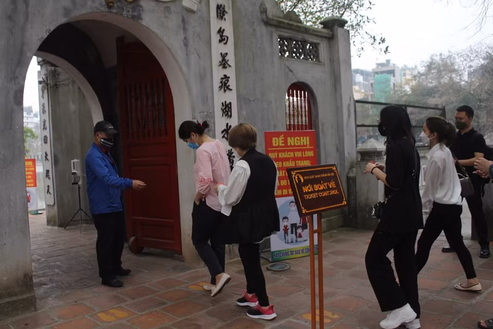Ngoc Son temple is a popular destination for international visitors and Vietnamese people who come to pray for good fortune. Ngoc Son Temple relic was built in the Ly Dynasty (1009–1225) in the Northeast of Hoan Kiem Lake. At the gate of the temple is the Pen tower engraved with three Han-Nom characters. These are "Ta Thanh Thien" which means "Writing on the clear blue sky”. To get to Jade Island and Ngoc Son Temple visitors have to go through a bridge named The Huc which means “Light of Dawn” because it faces East where the sun rises. The bridge stands out with a vermilion color, crossing the emerald Hoan Kiem Lake. (Photo: Minh Anh/Vietnam+) 