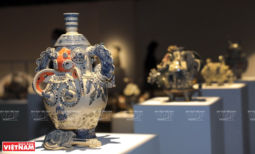 Works on display at “Loong Koong” exhibition (Photo: VNP/VNA)