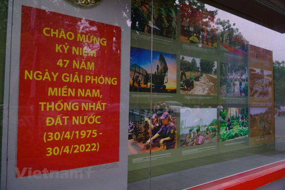 Hanoi becomes more resplendent and colourful than ever these days to welcome one of the country’s biggest holidays of the year. The Liberation of the South of Vietnam and National Reunification Day (April 30) is a popular holiday as it comes just one day before Labour Day (May 1), meaning a combination of two holidays. Many locals are taking advantage of the extended break to visit loved ones in their hometowns; hotels and restaurants put on feasts for their guests; and veterans are honoured for their sacrifices by their families and friends. In front of all local houses, there are Vietnam's national flags proudly flying in the air. (Photo: Minh Hieu/Vietnam+) 