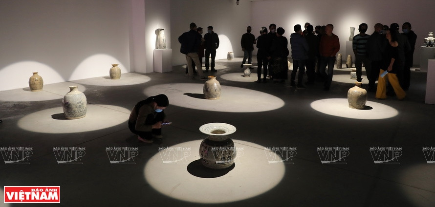 With the subtle use of light, the exhibition adds more beauty to the ceramic works. (Photo: VNP/VNA)