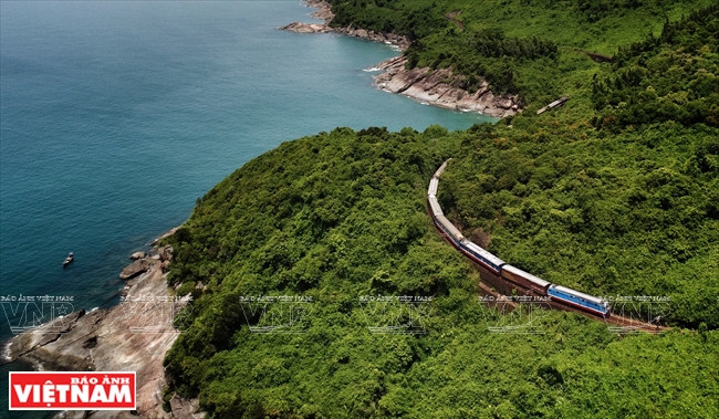 The Reunification Express runs through Hai Van Pass, linking Da Nang and Thua Thien-Hue province in central Vietnam. (Photo: VNP/VNA)