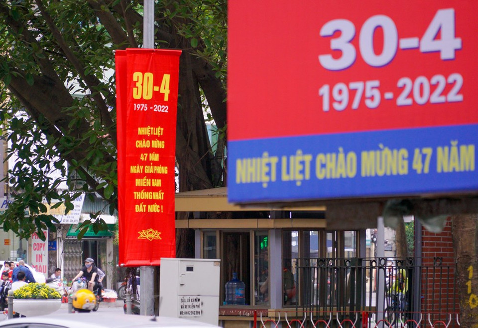 Various banners and posters are erected along main streets, crossroads and placed in front of governmental buildings across Hanoi. They promote the important leadership of the Party and President Ho Chi Minh to the revolution of the nation and consolidate the citizens’ trust in the Party and State. The red colour of the banners and posters of various sizes create a festive atmosphere and a sense of pride among Hanoians. It reminds them, especially the youngsters, of the country’s historic and glorious milestone 46 years ago. Vietnamese people will have four days off during the upcoming National Reunification Day (April 30) and May Day (May 1) holidays, from April 30 – May 3. (Photo: Minh Hieu/Vietnam+) 