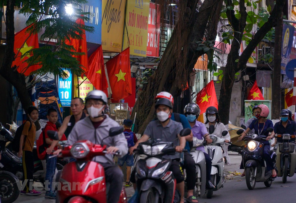 Various banners and posters are hung along main streets, crossroads and placed in front of governmental buildings across Hanoi. It’s a festive atmosphere and a sense of pride among Hanoians. It reminds them, especially the youngsters, of the country’s historic and glorious milestone 46 years ago. They also aim to affirm the important leadership of the Party and President Ho Chi Minh to the revolution of the nation and consolidate the citizens’ trust in the Party and State. Vietnamese people will have four days off during the upcoming National Reunification Day (April 30) and May Day (May 1) holidays, from April 30 – May 3. (Photo: Minh Hieu/Vietnam+) 