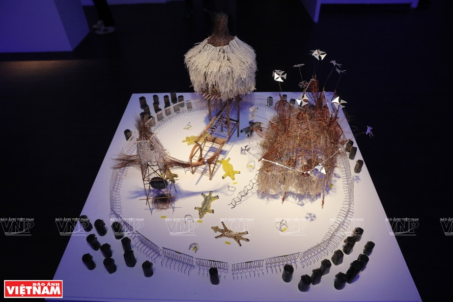 Works on display at “Loong Koong” exhibition (Photo: VNP/VNA)