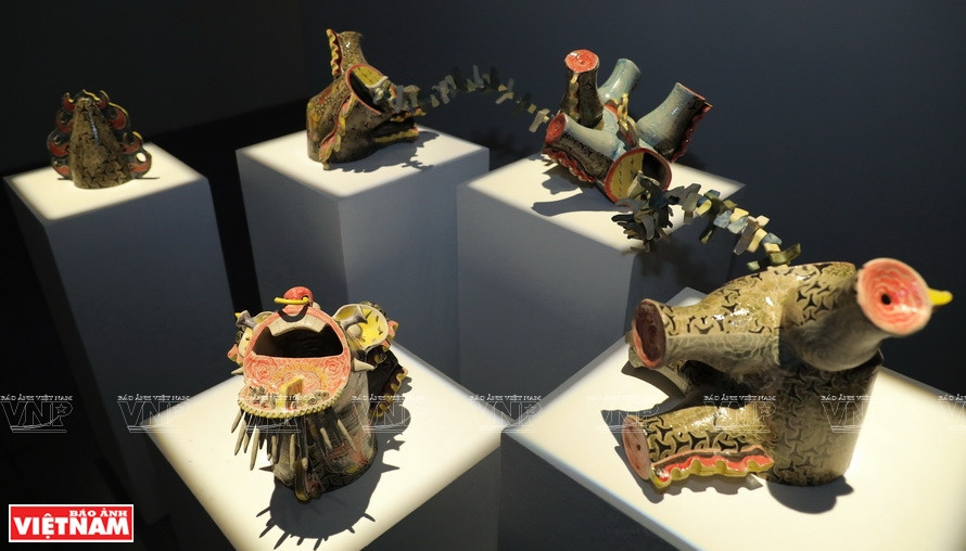 Works on display at “Loong Koong” exhibition (Photo: VNP/VNA)