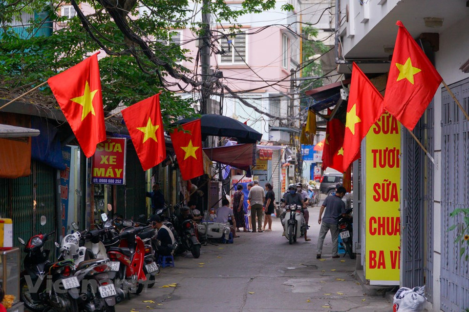 Every corner of Hanoi is adorned with the national flag, creating a festive atmosphere and a sense of pride among Hanoians. It reminds them, especially the youngsters, of the country’s historic and glorious milestone 46 years ago. The red colour of the national flag symbolizes the bloodshed and revolutionary struggle in the past. The five-pointed yellow star in the middle of the flag represents the five main groups in Vietnamese society — workers, peasants, soldiers, intellectuals, and businessmen. Streets and boulevards in Hanoi are also full of eye-catching decoration with banners and Vietnamese flags, while in the evening, streets are lit up with colorful lights. (Photo: Minh Hieu/Vietnam+) 