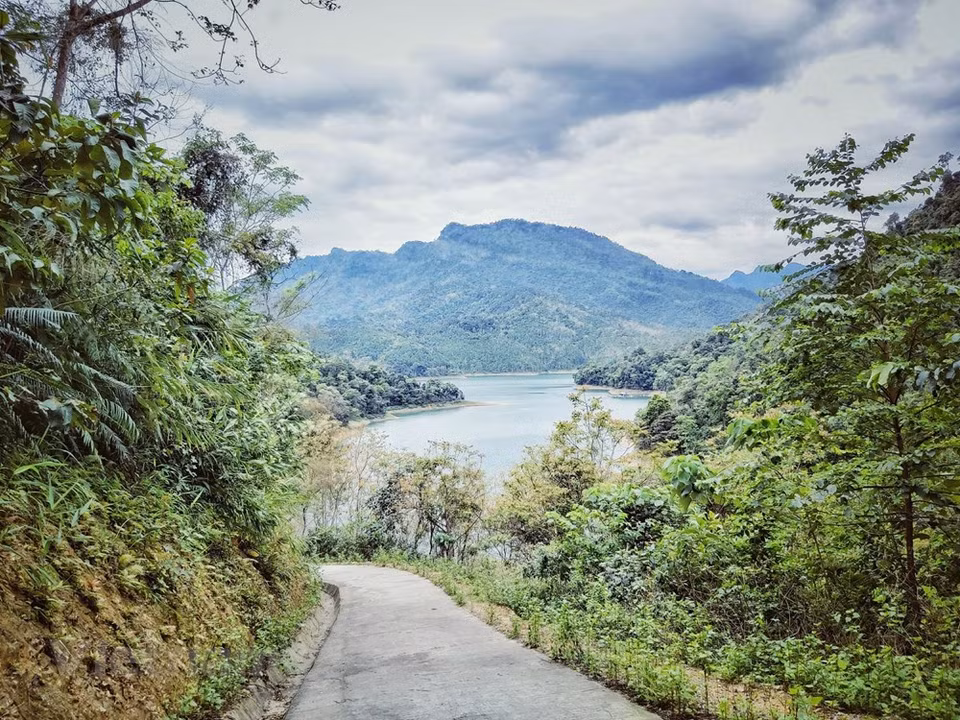 Not only is it a locality with many unique cultural and culinary festivals, Tuyen Quang also boasts valuable resources coupled with the charming landscape, a destination chosen by a large number of tourists. Each year, many tourists come here to take in the beautiful northern scenery. Tuyen Quang city is located more than 130km to the northeast of Hanoi. Na Hang Lake in the northern province of Tuyen Quang has been dubbed “Inland Ha Long Bay” in the mountainous region and has become popular among domestic travellers. Located 110km north of Tuyen Quang city, the lake is the meeting place of the Gam and Nang rivers. (Photo: Mai Mai/Vietnam+)