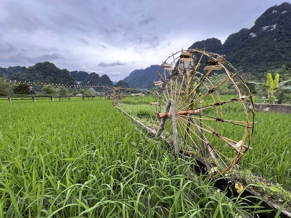 Tuyen Quang will focus on investing in the development of transport infrastructure, which is one of the bottlenecks with socio-economic development in general and tourism in particular of the province. In particular, the province is promoting transport infrastructure, telecommunications, electricity, water, environment, accommodation facilities, and tourism development associated with organic agriculture in two districts of Na Hang and Lam Binh. Tuyen Quang will also focus on developing medical and sports resort tourism at My Lam mineral spring resort. Tuyen Quang city is located more than 130km to the northeast of Hanoi. Not only is it a locality with many unique cultural and culinary festivals, Tuyen Quang also has valuable resources coupled with the charming landscape, a destination chosen by a large number of tourists. (Photo: Mai Mai/Vietnam+) 