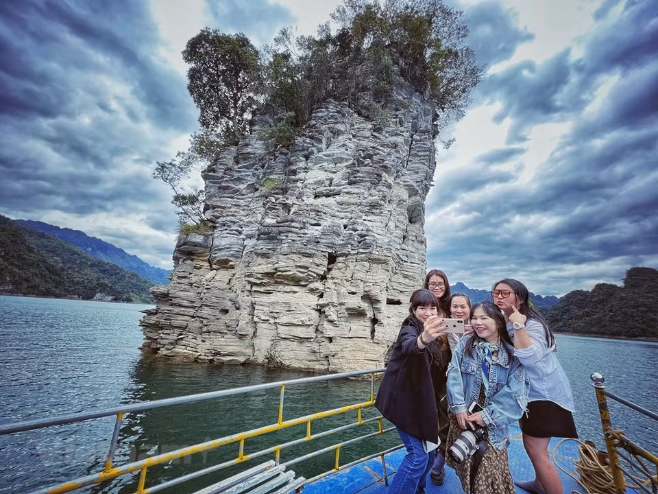 Tourists pose for check-in photos ahead of Coc Vai Mountain, an iconic image of the area. The name in local language means "a pilar to tie up a buffalo." Not only is it a locality with many unique cultural and culinary festivals, Tuyen Quang also boasts its valuable resources coupled with the charming landscape, a destination chosen by a large number of tourists. Tuyen Quang city is located more than 130km to the northeast of Hanoi. Na Hang Lake in the northern province of Tuyen Quang has been dubbed “Inland Ha Long Bay” in the mountainous region and has become popular among domestic travellers. (Photo: Mai Mai/Vietnam+) 