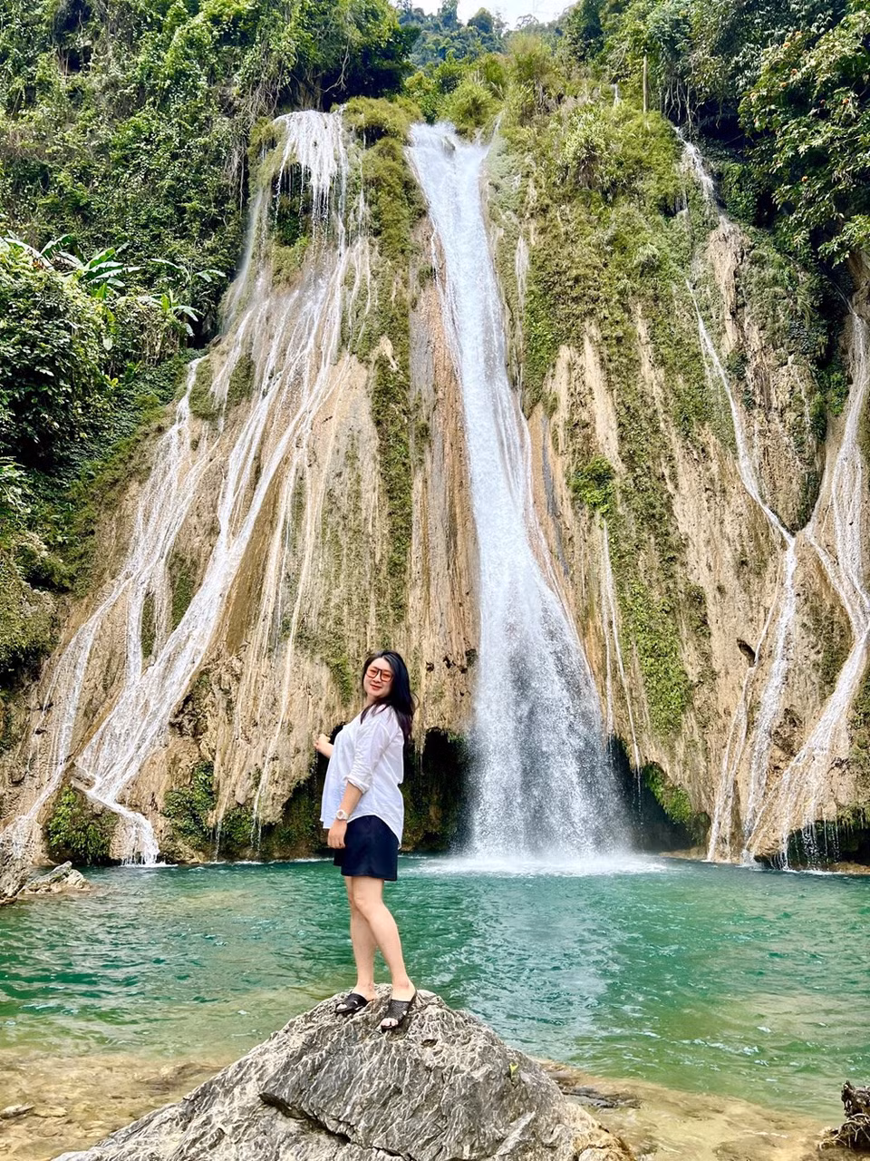Khuoi Nhi Waterfall is a favorite check-in point for young people. To reach the waterfalls, tourists need to travel by boat to the forested island in the middle of the lake. Then, they have to trek 3km from the ship dock to the peak where the waterfalls start. Along the way, one can explore the plants of Na Hang primitive forest. The best season to climb up the mountain is between May and June when the lake water is clearer than ever after the heavy rains of summer and the waterfalls run strongly with natural water from the mountain. The Tourism Site Management Board has made staircases for trekkers. The primitive plants and trees are well-preserved. (Photo: Mai Mai/Vietnam+) 
