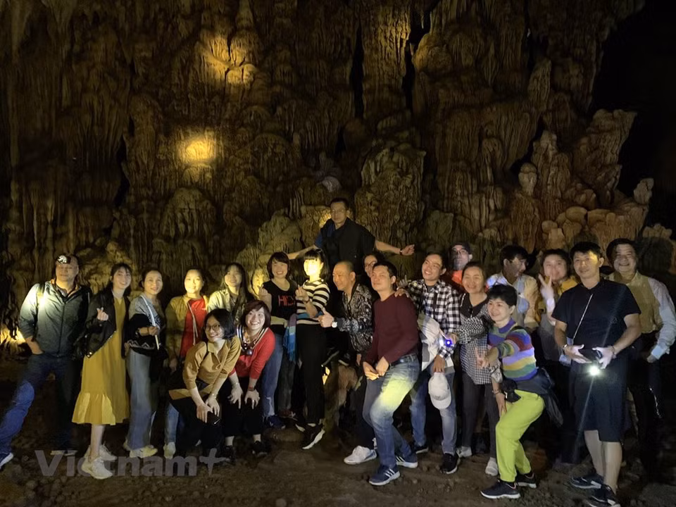 Many people come here to not only admire the beautiful scenery, but also expect to receive good things. Over millions of years, nature has painstakingly sharpened Khuoi Pin cave to become a lyrical and poetic stone sculpture masterpiece. From the cave wall, hundreds of lines of stalactites spread throughout the space like a pristine relief with an ingenious arrangement of the Creator. With an attractive landscape, fairy beauty, cool fresh air, Khuoi Pin cave has become a famous scenic spot in the region, an ideal destination for tourists who love to explore. This place has been and is a tourist attraction to admire the beauty of the special national scenic spot Na Hang - Lam Binh. (Photo: Mai Mai/Vietnam+) 