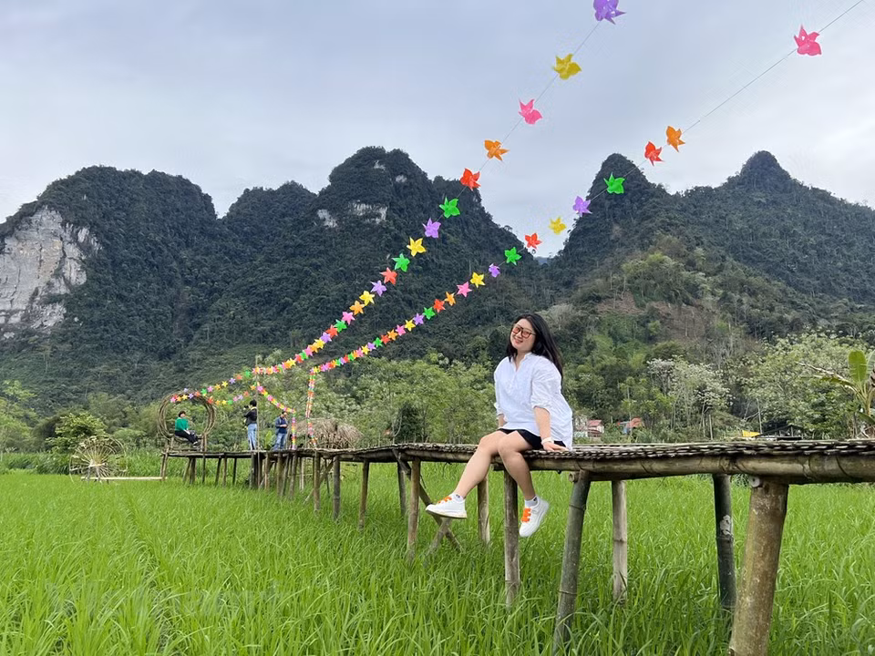 Visitors experience the beautiful scenery of Lang Chua village, Lang Can town, Lam Binh district. Not only is it a locality with many unique cultural and culinary festivals, the northern mountainous province of Tuyen Quang also has valuable resources from the charming landscape, which is a destination chosen by a large number of tourists. Tuyen Quang city is located more than 130km to the northeast of Hanoi. Na Hang Lake in the northern province of Tuyen Quang has been dubbed “Inland Ha Long Bay” in the mountainous region and has become popular among domestic travellers. The lake is surrounded by foothills and about 100 mountains create an imposing landscape around its perimeter. (Photo: Mai Mai/Vietnam+) 