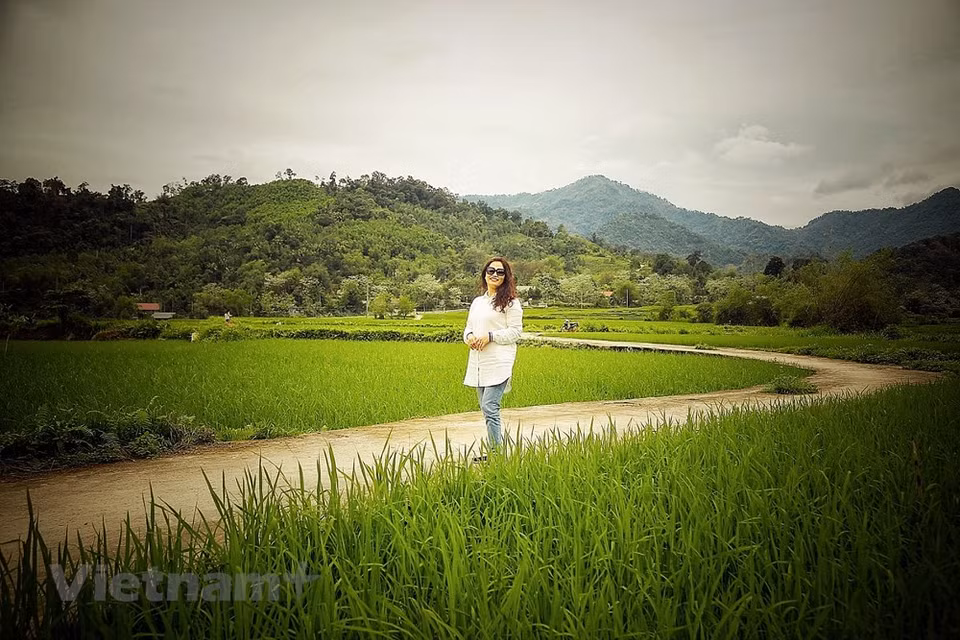 A tourist walks on winding rice roads. Not only is it a locality with many unique cultural and culinary festivals, the northern mountainous province of Tuyen Quang also has valuable resources from the charming landscape, which is a destination chosen by a large number of tourists. Tuyen Quang city is located more than 130km to the northeast of Hanoi. Na Hang Lake in the northern province of Tuyen Quang has been dubbed “Inland Ha Long Bay” in the mountainous region and has become popular among domestic travellers. The lake is surrounded by foothills, about 100 mountains create an imposing landscape around its perimeter. (Photo: Mai Mai/Vietnam+) 