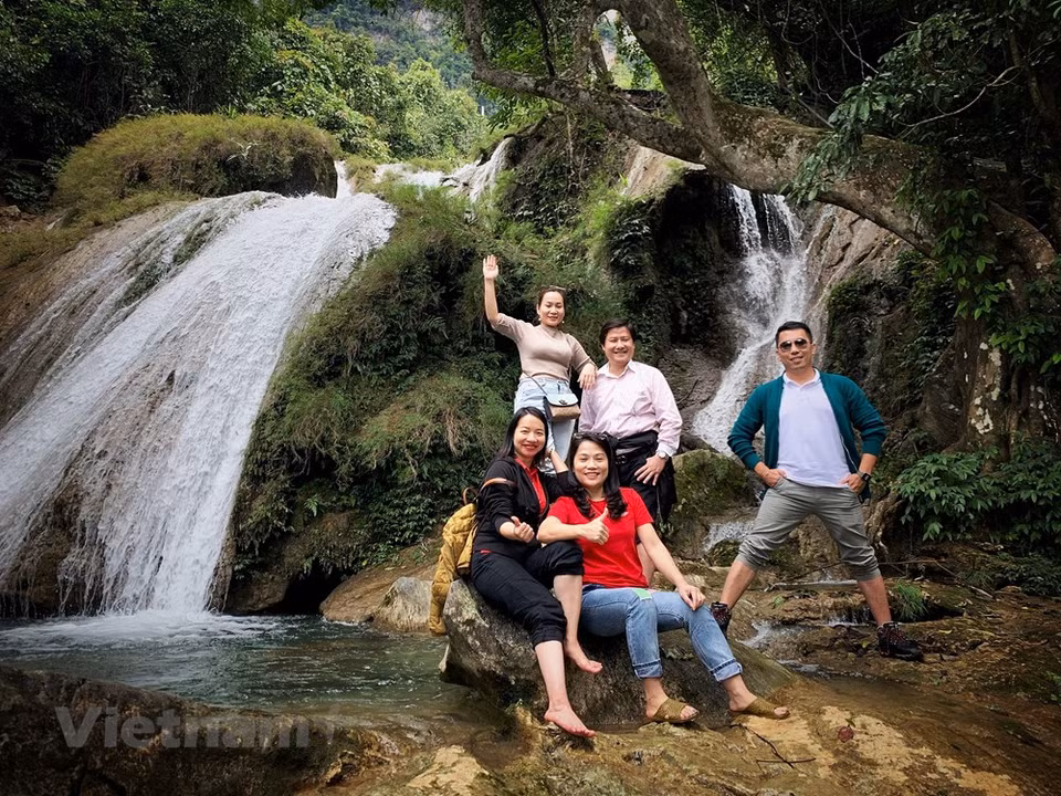 Exploring Khuoi Nhi Waterfalls is a highlight in the area. To reach the waterfalls, tourists need to travel by boat to the forested island in the middle of the lake. Then, they have to trek 3km from the ship dock to the peak where the waterfalls start. Along the way, one can explore the plants of Na Hang primitive forest. The best season to climb up the mountain is between May and June when the lake water is clearer than ever after the heavy rains of summer and the waterfalls are strong with natural water from the mountain. The Tourism Site Management Board has made staircases for trekkers. The primitive plants and trees are well-preserved. (Photo: Mai Mai/Vietnam+) 