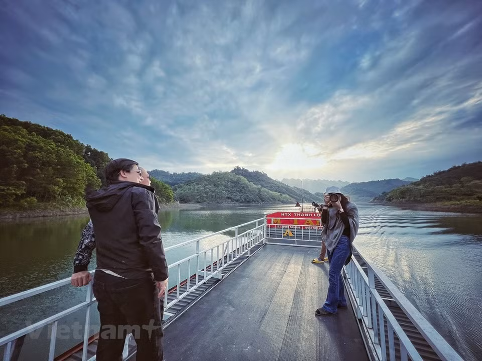 Visitors board the train from Thuong Lam wharf to explore Na Hang-Lam Binh National Nature Reserve. Na Hang Lake in the northern province of Tuyen Quang has been dubbed “Inland Ha Long Bay” in the mountainous region and has become popular among domestic travellers. Located 110km north of Tuyen Quang city, the lake is the meeting place of the Gam and Nang rivers. The lake is surrounded by foothills. The lake covers a total area of 8,000ha, which is like a giant mirror reflecting sunlight in the turquoise water. Tourists can enjoy fishing, cooking by the lake, camping, piloting bamboo boats and kayaking. (Photo: Mai Mai/Vietnam+) 
