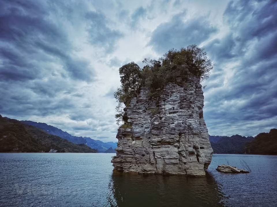 Coc Vai Mountain, an iconic image of the area. The name in local language means "a pilar to tie up a buffalo" recalling a legend of a giant hero, who tied up his buffalo here to build a dam to store water for the villagers. Not only is it a locality with many unique cultural and culinary festivals, Tuyen Quang also has valuable resources coupled with the charming landscape, a destination chosen by a large number of tourists. Tuyen Quang city is located more than 130km to the northeast of Hanoi. Na Hang Lake in the northern province of Tuyen Quang has been dubbed “Inland Ha Long Bay” in the mountainous region and has become popular among domestic travellers. (Photo: Mai Mai/Vietnam+) 