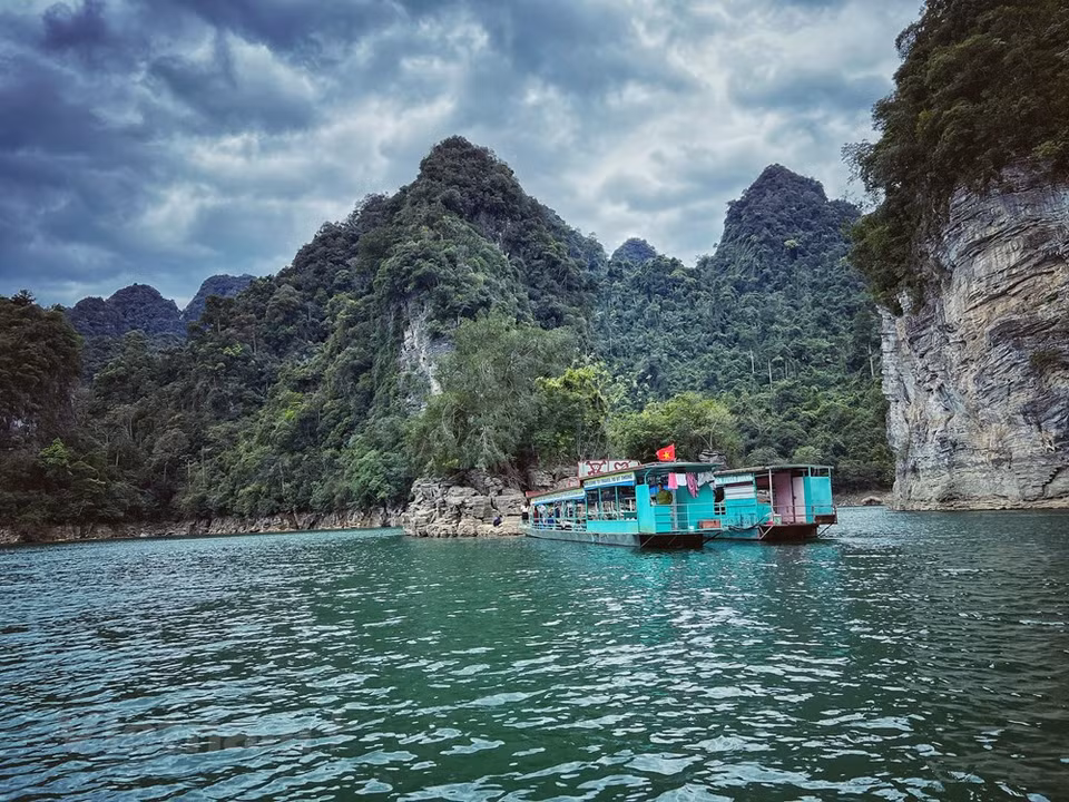 Located 110km north of Tuyen Quang city, Na Hang Lake in the northern province of Tuyen Quang has been dubbed “Inland Ha Long Bay” in the mountainous region and has become popular among domestic travellers. The lake covers a total area of 8,000 ha, which is like a giant mirror reflecting sunlight in the turquoise water. Tourists to Na Hang Lake can enjoy fishing, cooking by the lake, camping, captaining bamboo boats and kayaking. When it gets dark, the lake reflects the lights from the floating boats of fishermen. Tourists can watch fishing at night and enjoy the sunrise early in the morning. (Photo: Mai Mai/Vietnam+) 