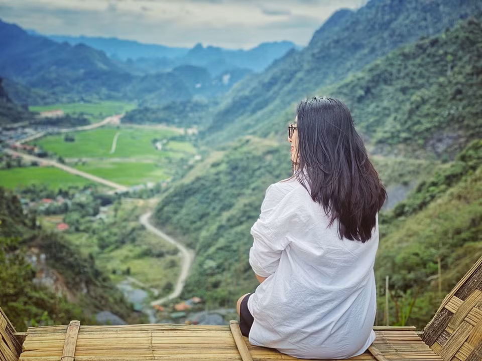 The locality also pays heed to increasing check-in points for visitors. Not only is it a locality with many unique cultural and culinary festivals, the northern mountainous province of Tuyen Quang also has valuable resources from the charming landscape, a destination chosen by a large number of tourists. Tuyen Quang city is located more than 130km to the northeast of Hanoi. Na Hang Lake in the northern province of Tuyen Quang has been dubbed “Inland Ha Long Bay” in the mountainous region and has become popular among domestic travellers. Located 110km north of Tuyen Quang city, the lake is the meeting place of the Gam and Nang rivers. (Photo: Mai Mai/Vietnam+) 