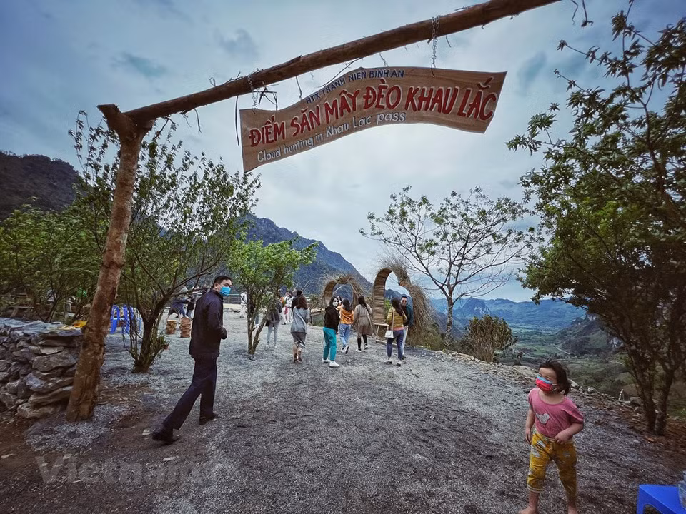 According to local authorities, in 2022, the northern mountainous province of Tuyen Quang will focus on investing in the development of transport infrastructure. Transport has long been one of the bottlenecks to socio-economic development in general and tourism in particular of the province. Tuyen Quang city is located more than 130 km to the northeast of Ha Noi. Not only is it a locality with many unique cultural and culinary festivals, Tuyen Quang province also has valuable resources coupled with the charming landscape, a destination chosen by a large number of tourists. Na Hang Lake has become popular among domestic travellers. (Photo: Mai Mai/Vietnam+) 