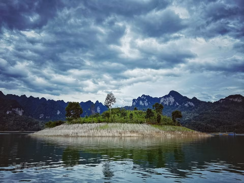 Not only is it a locality with many unique cultural and culinary festivals, Tuyen Quang also has valuable resources coupled with the charming landscape, a destination chosen by a large number of tourists. Tuyen Quang city is located more than 130km to the northeast of Hanoi. This place boasts a system of lakes on the mountain, surrounded by limestone mountains with typical shapes, creating a picture of a charming and beautiful landscape like 'Ha Long on land in the middle of the Northeast'. On the journey to discover Coc Vai, visitors will pass through Thuong Lam valley, which is the settlement land of the Tay, Dao, Mong, and Kinh ethnic groups. (Photo: Mai Mai/Vietnam+) 