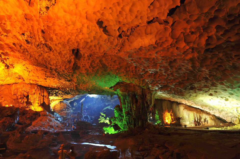 Sung Sot cave means Surprising or Amazing Cave. It is on Bo Hon Island and is one of the most spectacular and largest caves of Ha Long Bay. (Photo: VNA)