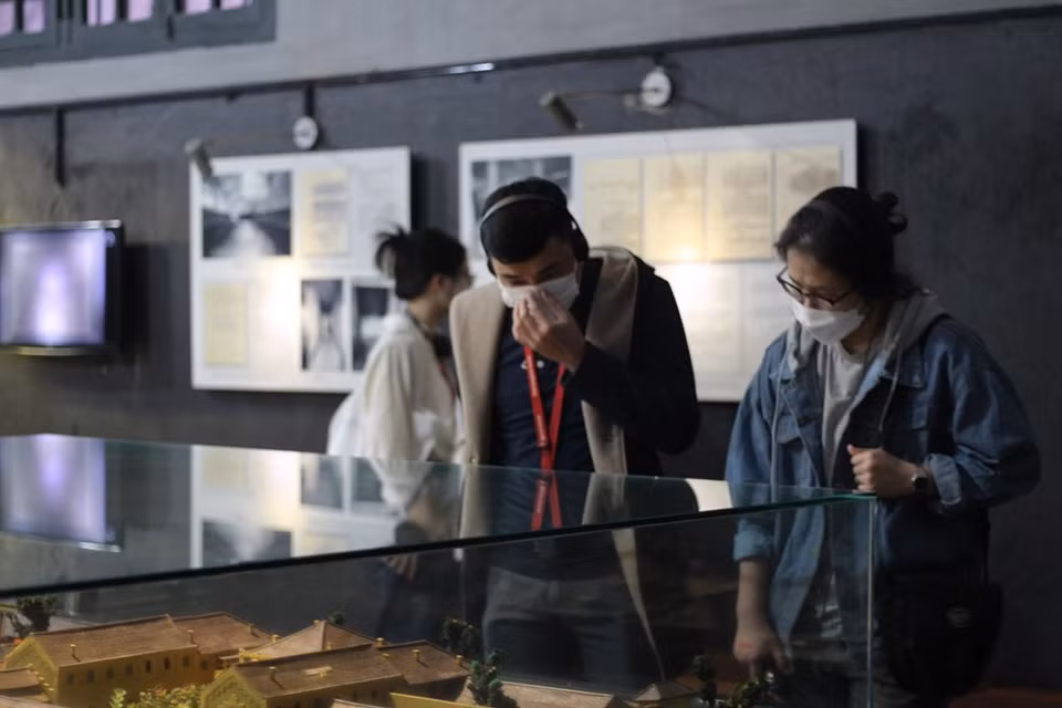 Meanwhile, visitors to Hoa Lo Prison are mainly young people who want to come to visit and do research. According to Tran Trung Bac at the Managing Board of the Hoa Lo Prison relic site, this place attracts an average of 300 to 500 visitors at weekends and about 200 guests on weekdays. These numbers are quite a bit lower when compared to those numbers before the pandemic, Bac said. At the peak period, it can welcome more than 1,000 guests per day. In order to be ready to welcome foreign tourists safely, this relic site has undergone a lot of preparations toward COVID-19 prevention and control. (Photo: Minh Anh/Vietnam+)