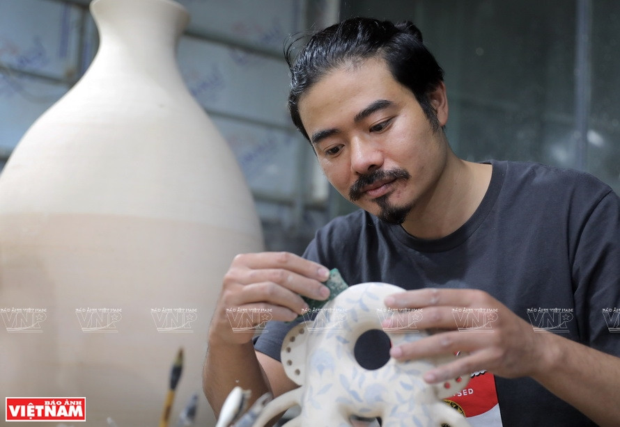 Artist Bui Quoc Khanh has meticulously molded and breathed life into his contemporary characters. (Photo: VNP/VNA)