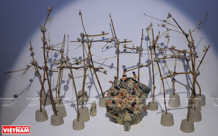 Works on display at “Loong Koong” exhibition (Photo: VNP/VNA)